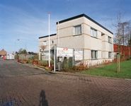 823359 Gezicht op de entree van de Gemeentewerf van de Dienst Gemeentewerken (Nijverheidslaan 2) te Veenendaal.